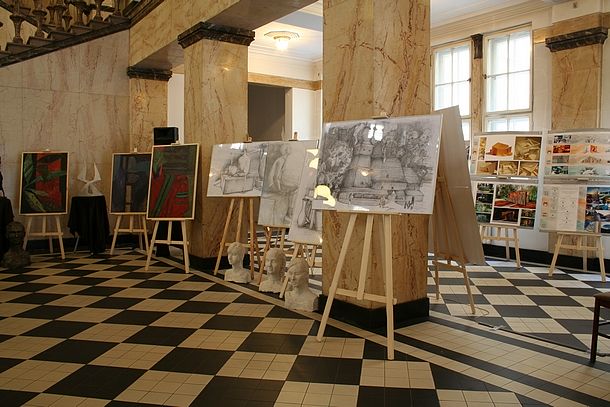 Wystawa prac studentów WST w budynku Śląskiego Urzędu Wojewódzkiego