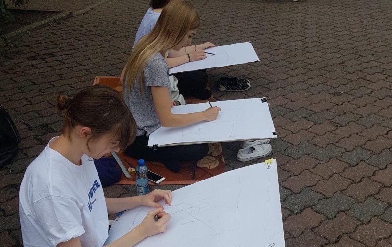 Plener rysunkowy studentów architektury w Chełmnie